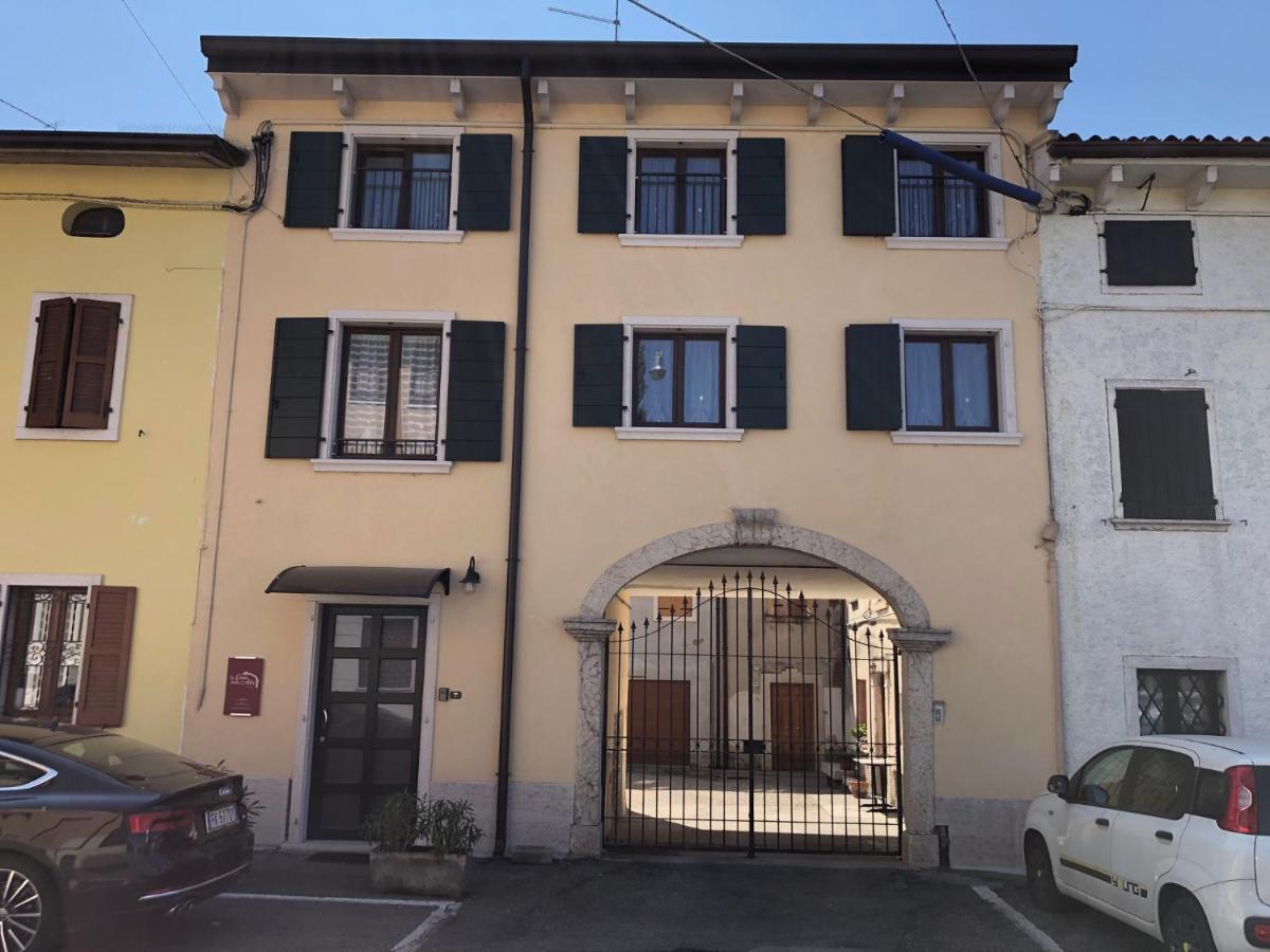 Отель La Casa Della Ada Кастельнуово-дель-Гарда Экстерьер фото
